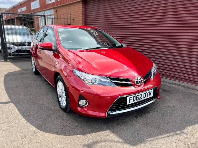 Toyota Auris 1.33 Dual VVTi Icon 5dr LOW MILES Hatchback Petrol Red